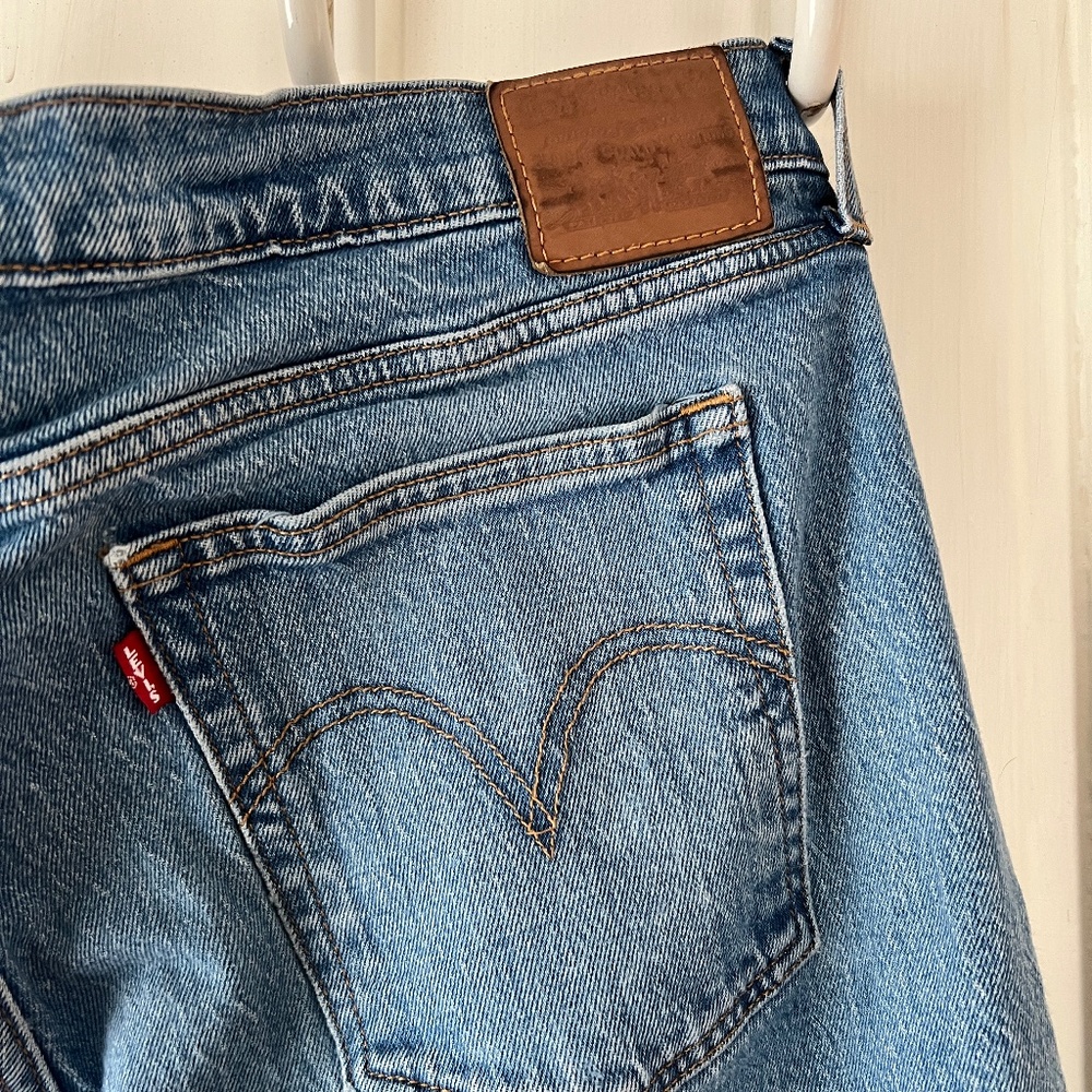 Levi’s Wedgie Straight Jeans Size 34 Medium Wash